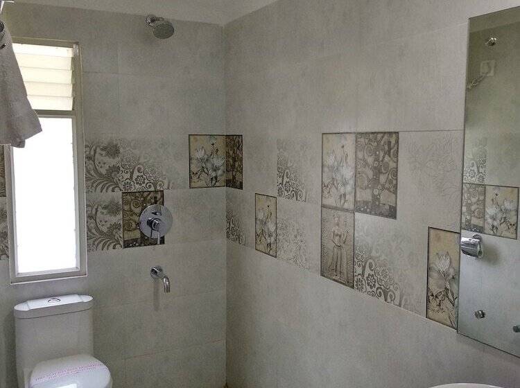 Quarto Deluxe, Pushpak