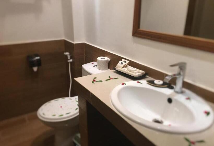 اتاق استاندارد سه تخته با بالکن, Emerald Sea Resort