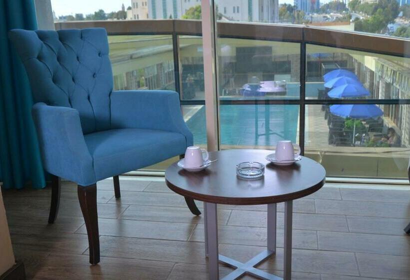 سوییت با چشم‌انداز استخر, Lb Suites