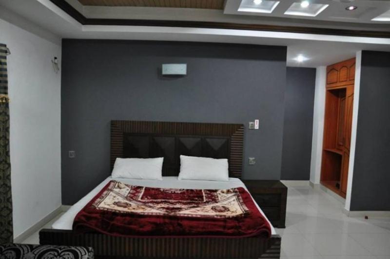 اتاق لوکس خانوادگی, Al Waqqas