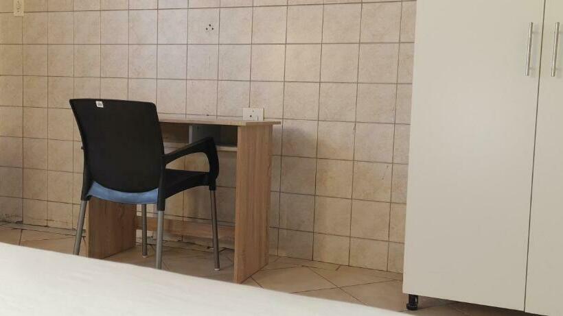 Номер Стандарт Совместная Ванная, Ojong S Court Kraaifontein