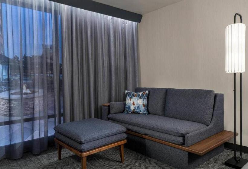 스위트 킹사이즈 침대, Courtyard By Marriott Montreal Laval