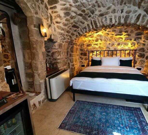 اتاق استاندارد, Tuğmaner  Small House Ajar