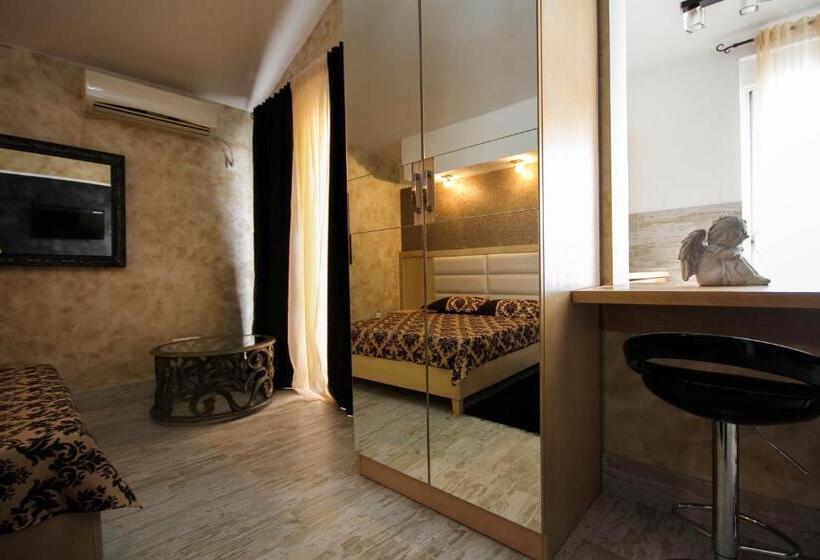 اتاق لوکس با چشم‌انداز دریا, Apartaments Crown Silvia
