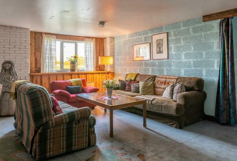 اتاق استاندارد سه تخته با سرویس بهداشتی مشترک, Oitme Hostel