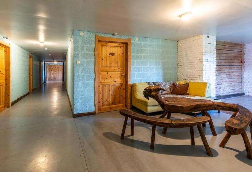 اتاق خانوادگی, Oitme Hostel