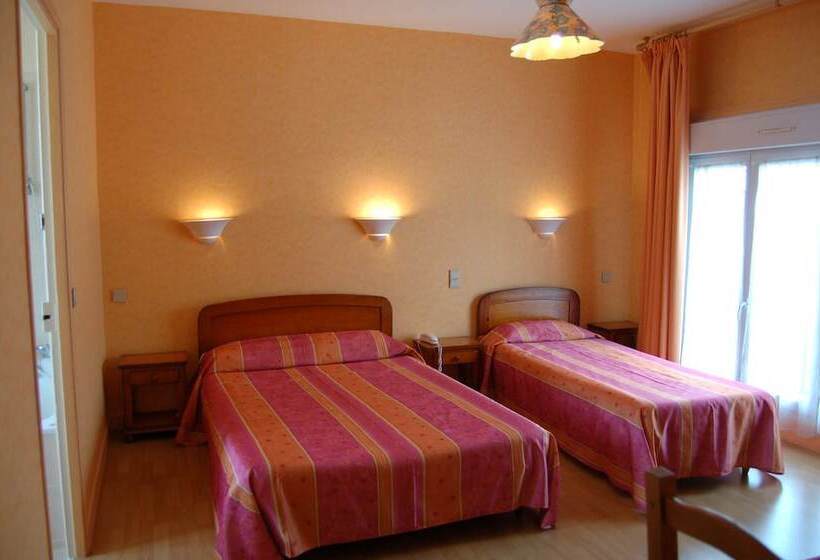 Номер Стандарт Трехместный, Hôtel Des Couronnes Châteaudun
