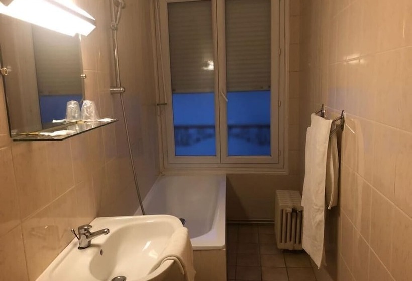 Номер Стандарт Трехместный, Hôtel Des Couronnes Châteaudun