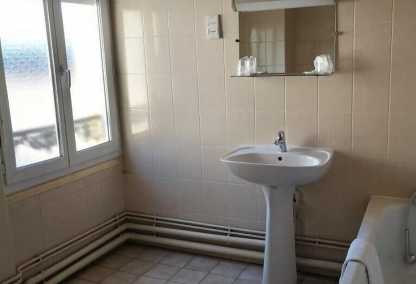 Номер Стандарт Трехместный, Hôtel Des Couronnes Châteaudun