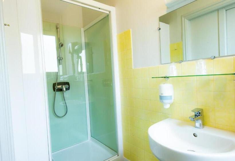 Номер Стандарт Трехместный, Logis Hotel Du Chateau