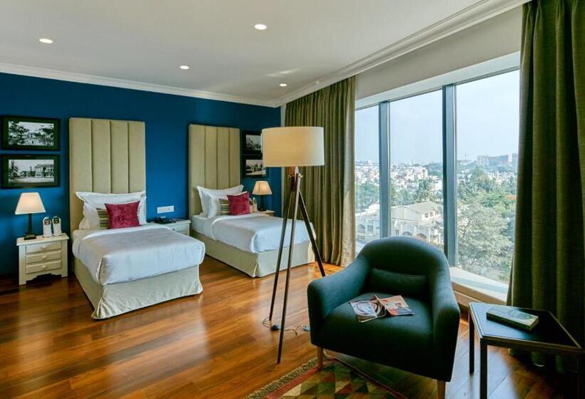 سوییت جونیور, The Waverly Hotel & Residences