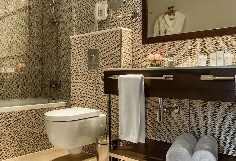 اتاق لوکس, Az Hôtels Zeralda