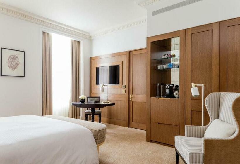 חדר דחוקס עם מיטת קינג, Four Seasons Hotel London At Tower Bridge