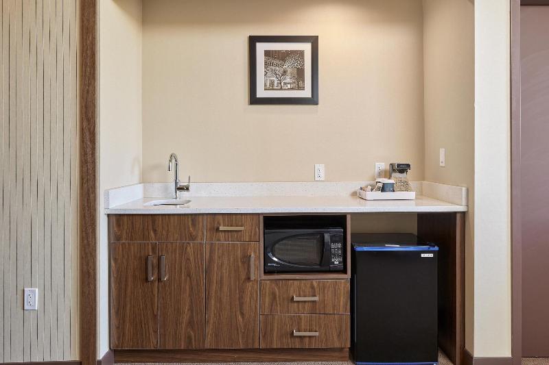 스위트 킹사이즈 침대, Four Points By Sheraton Sherwood Park