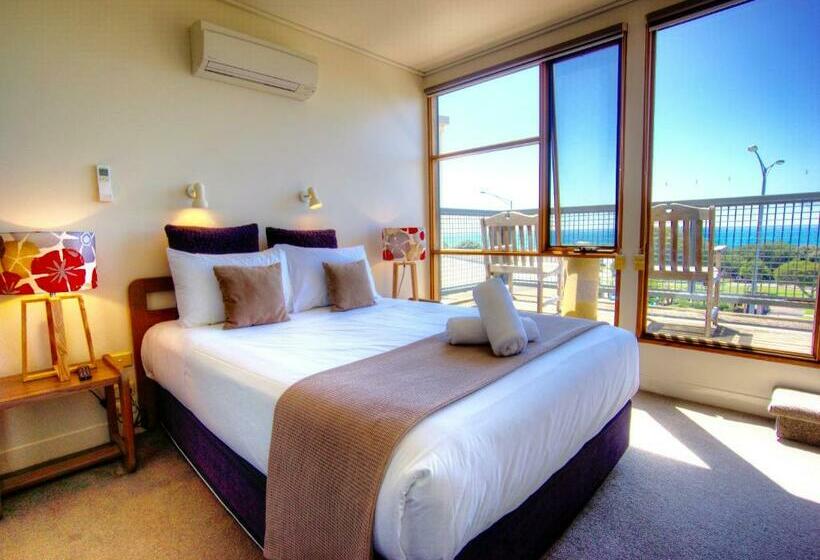 Апартаменты 3 Спальни Вид на Море, Lornebeach Apartments