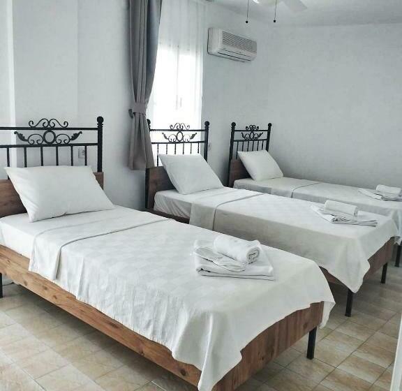 Трехместный Номер Стандарт с Балконом, Otel A