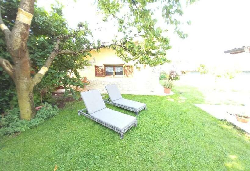 Студио Стандарт Вид на Сад, B&b Monte Tavolino