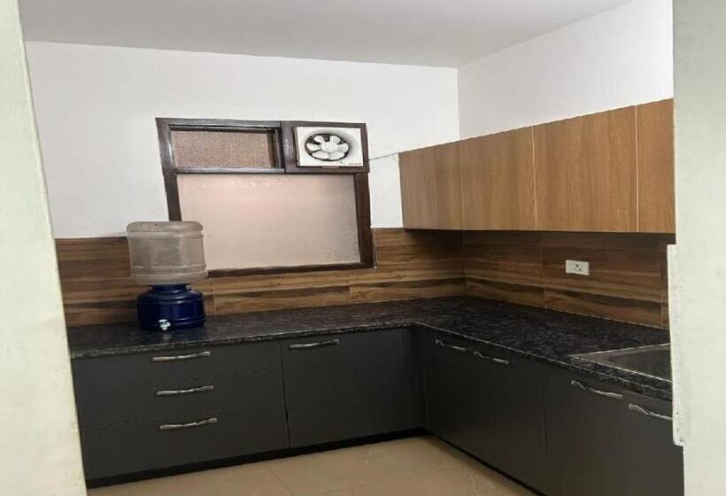 اتاق لوکس خانوادگی, Akshayhotel Near Medanta Hospital