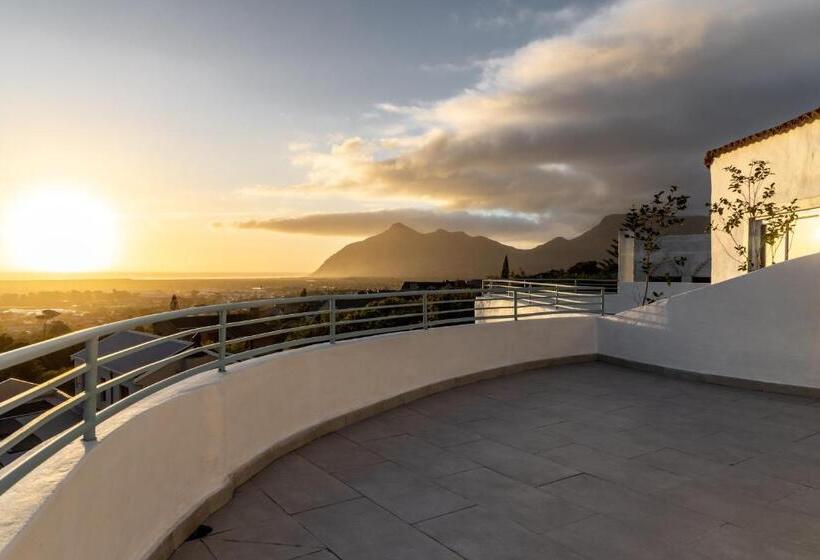 Люкс с Балконом, Capri Sands Luxury Guest House