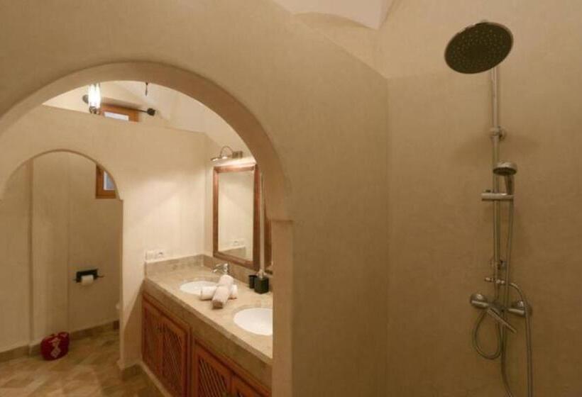 اتاق استاندارد سه نفره, Arabian Riad