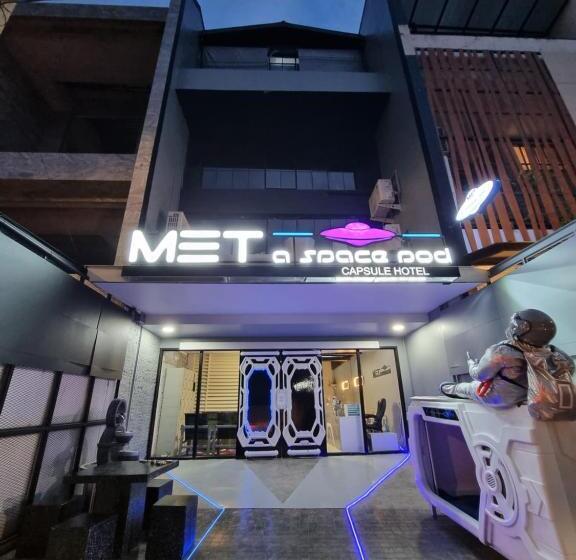 Capsule, Met A Space Pod @phrom Phong