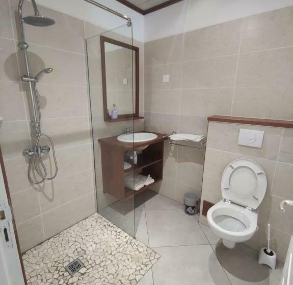 اتاق استاندارد چهار تخته, Villa Grondin