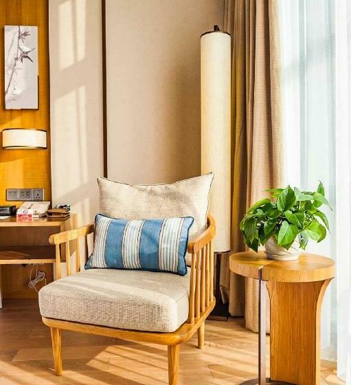 Номер Стандарт Вид на Гольф, Four Points By Sheraton Chengdu, Pujiang Resort