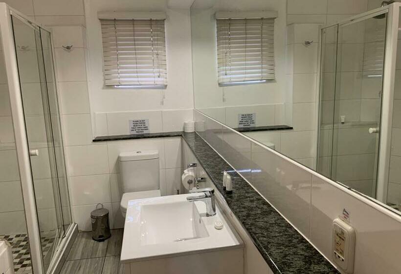 Люкс 2 Спальни, Airport Inn And Suites