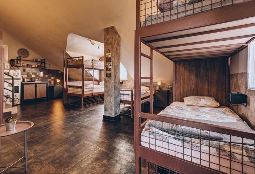 تختخواب در اتاق مشترک, Q Podgorica Beds,rooms And More