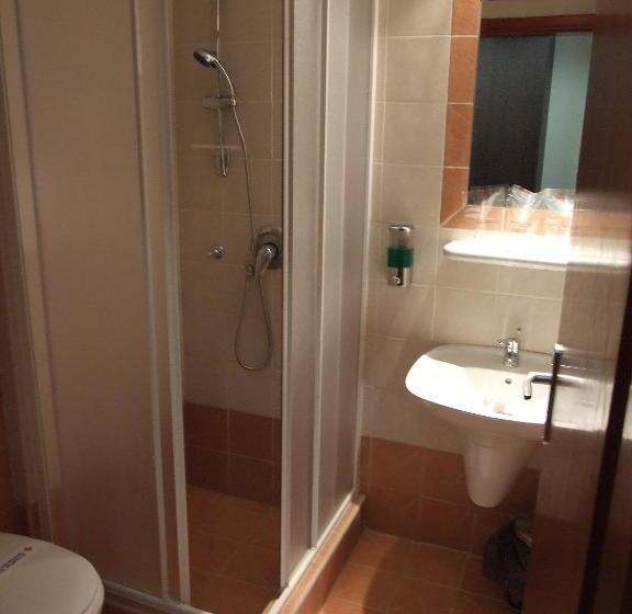 اتاق راحتی, Junior