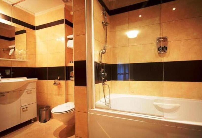 سوئیت با وان آب گرم, Junior