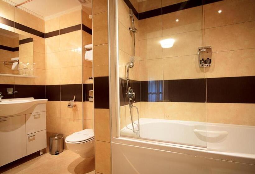 سوئیت با وان آب گرم, Junior