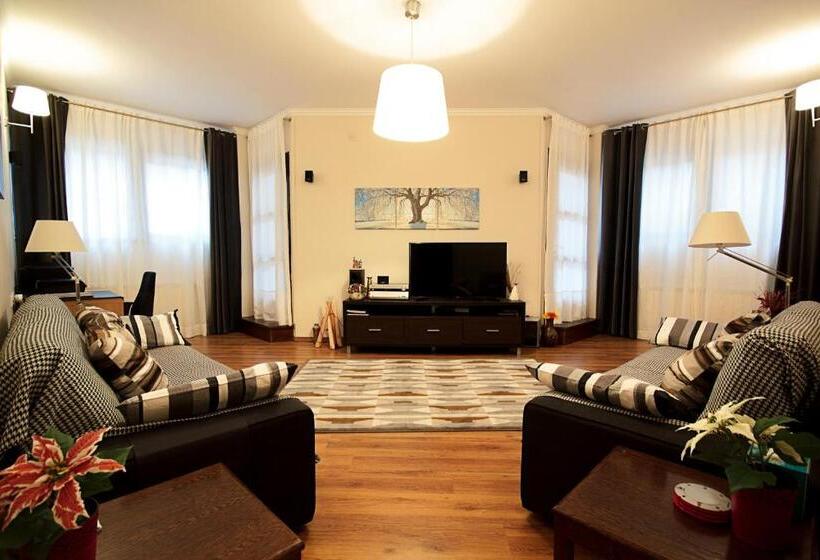 سوئیت با وان آب گرم, Junior