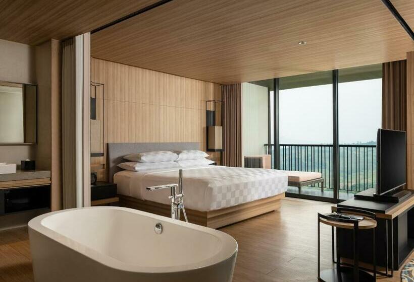 Полулюкс, Royal Tulip Gunung Geulis Resort And Golf
