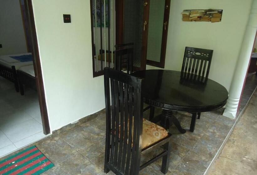 اتاق لوکس سه تخته, Sky Garden Mini