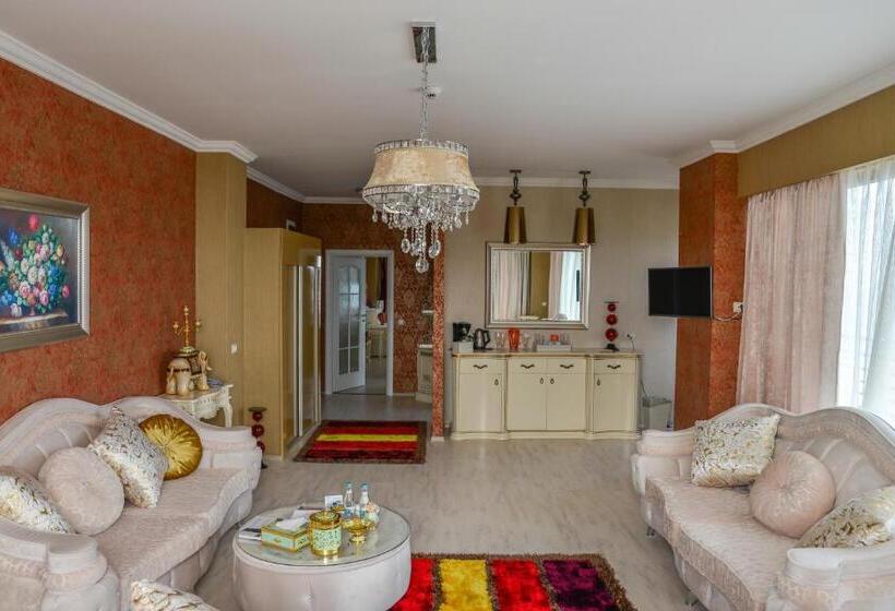 سوییت لوکس, Phoenicia Luxury