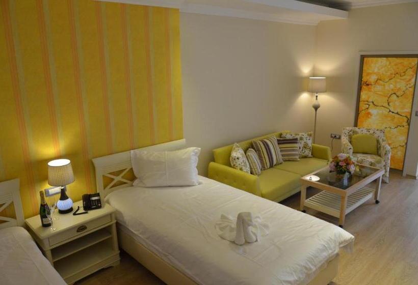 Standard Room with Balcony Side Sea View, Phoenicia Luxury