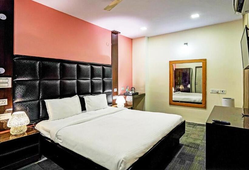 Трехместный Номер Deluxe, Collection O Riveria Resort