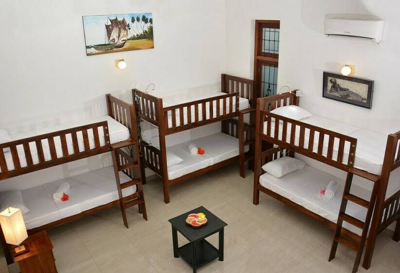 Кровать в Общей Комнате, Colombo Mount Beach