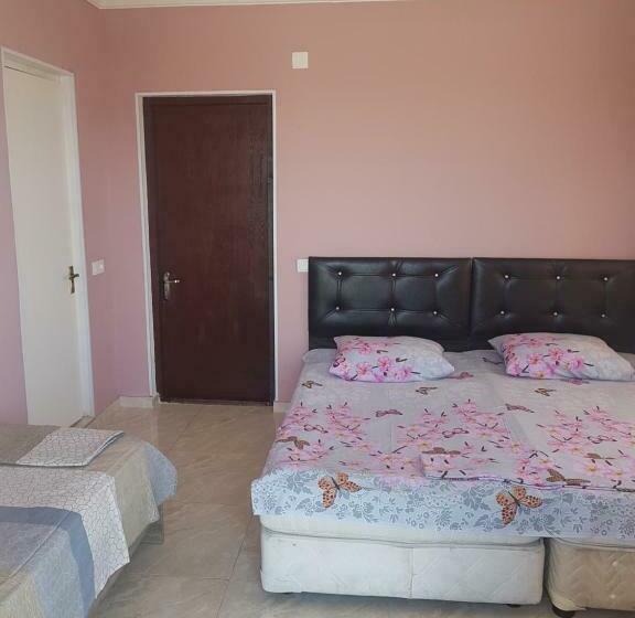 اتاق استاندارد سه تخته با بالکن, Near The Sea