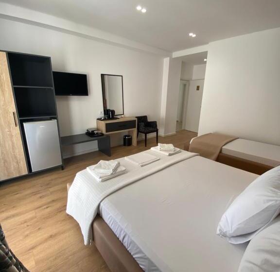 اتاق استاندارد سه تخته با بالکن, Augusto Rooms