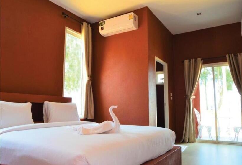 Номер Deluxe с Балконом, World Cat Beach & Resort เวิลด์แคท บีช แอนด์ รีสอร์ท