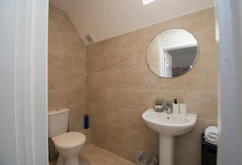 اتاق لوکس با تخت بزرگ, Elegant And Spacious Private Room With Ensuite