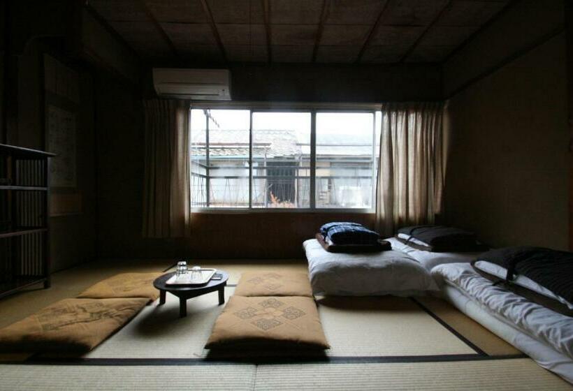 バスルーム共有のトリプルスタンダード, Haruya Higashiyama