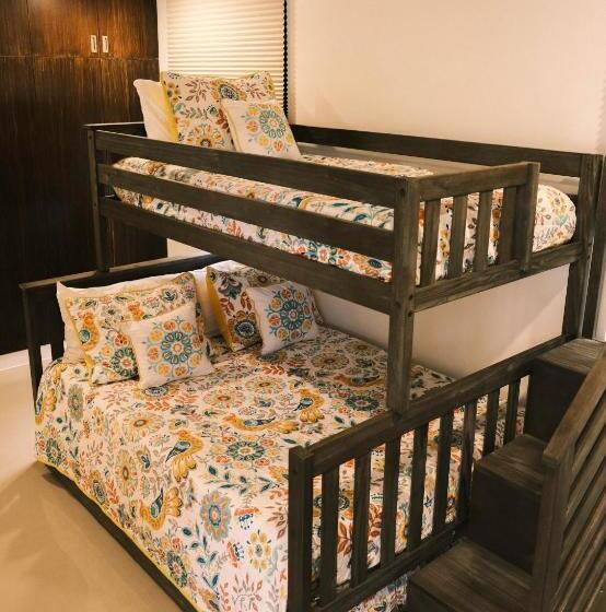 اتاق خانوادگی, Adora S Place   Family Room