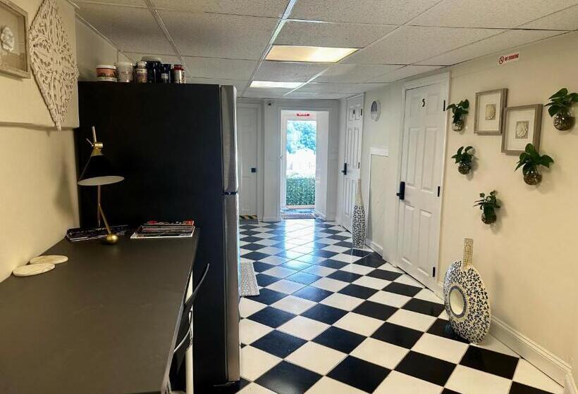 エコノミールーム, 4 A Diamond In Yonkers