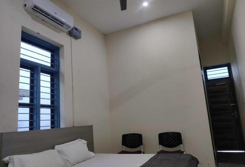 Трехместный Номер Классика, Oyo Hotel Andaaz Residnecy