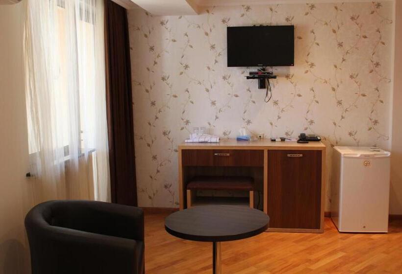 اتاق لوکس با بالکن, Grand Hotel Kapan, Armenia
