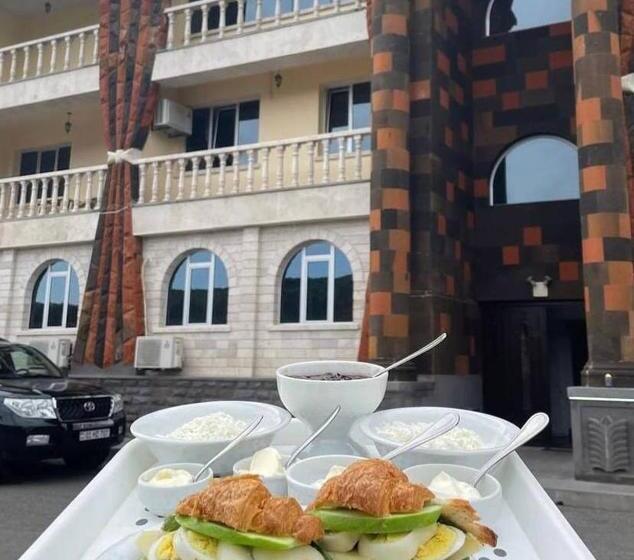 اتاق پریمیوم چهارنفره, Grand Hotel Kapan, Armenia