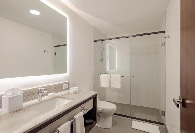 اتاق لوکس, Holiday Inn  Quito Airport, An Ihg